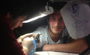 Quand il s'agit de se faire tatouer, Sam est toujours serein.
